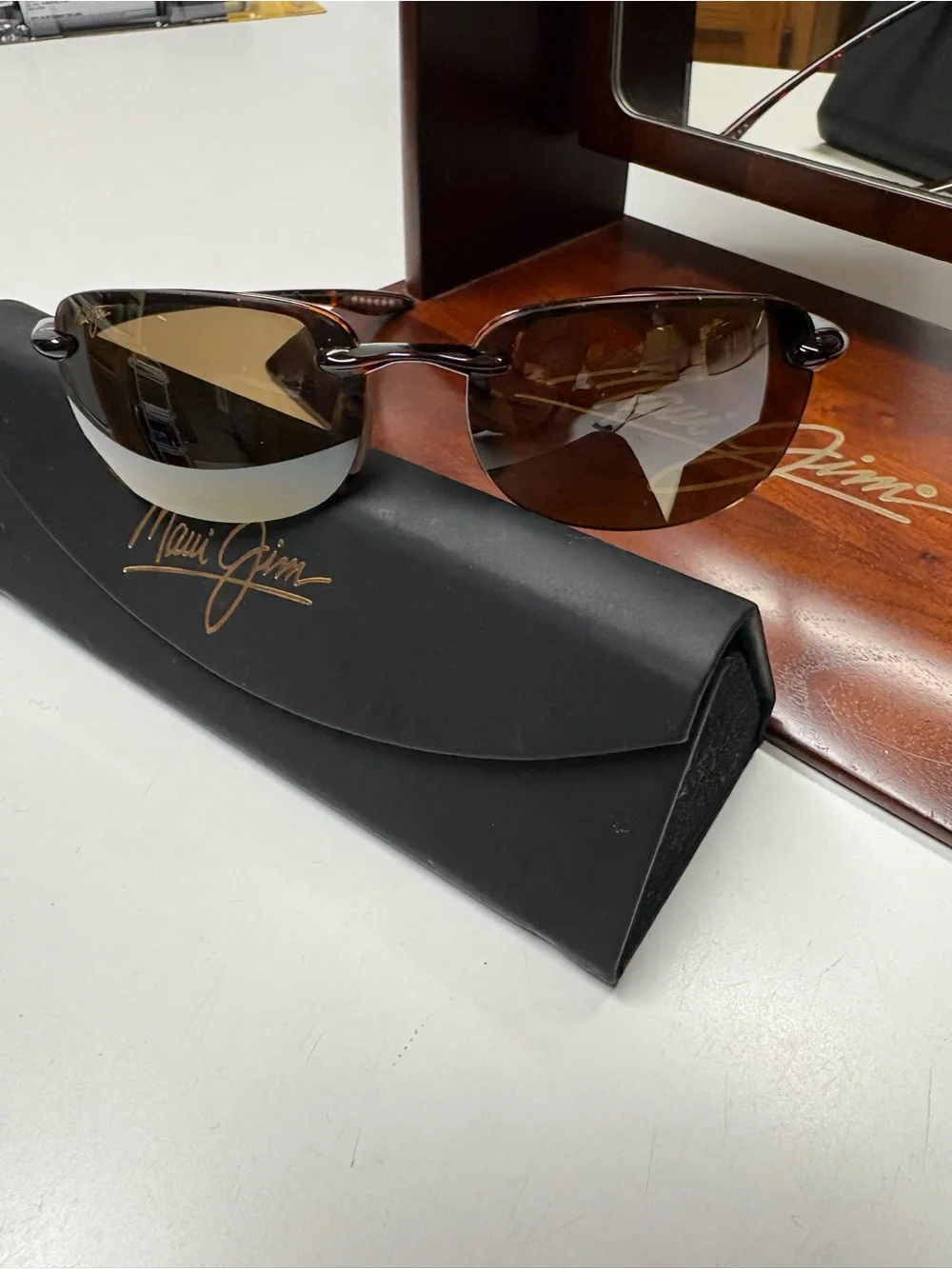 Maui Jim Men’s Sunglasses Brown Frame with Gray Lenses & Maria excellent quality